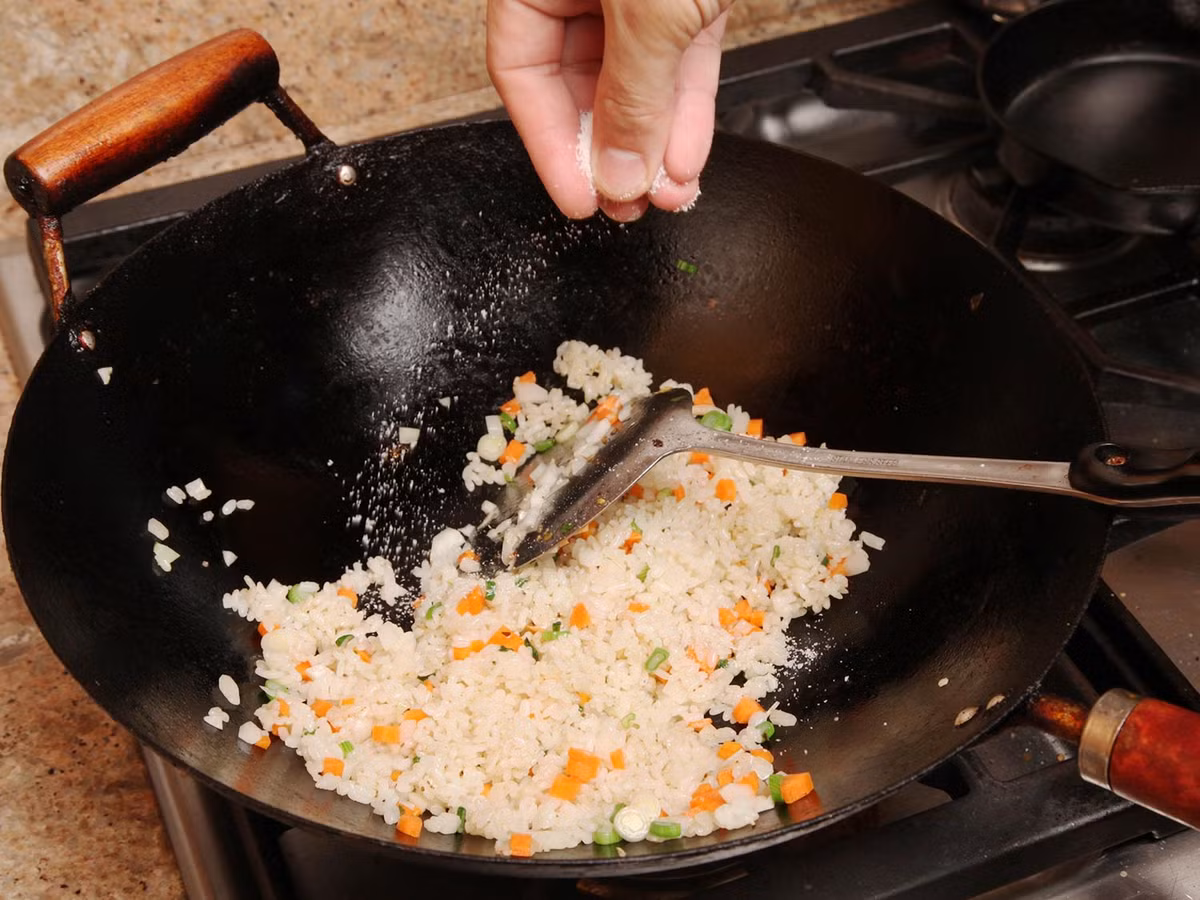 Phần ngon nhất của cơm rang vẫn là cơm chứ không phải là các nguyên liệu khác. Các gia vị rang cơm như rau củ chỉ là để tăng thêm hương vị của món ăn chứ không phải là nguyên liệu chính nên chỉ cần một chút hành tây, cà rốt tỏi và hành lá là đủ.