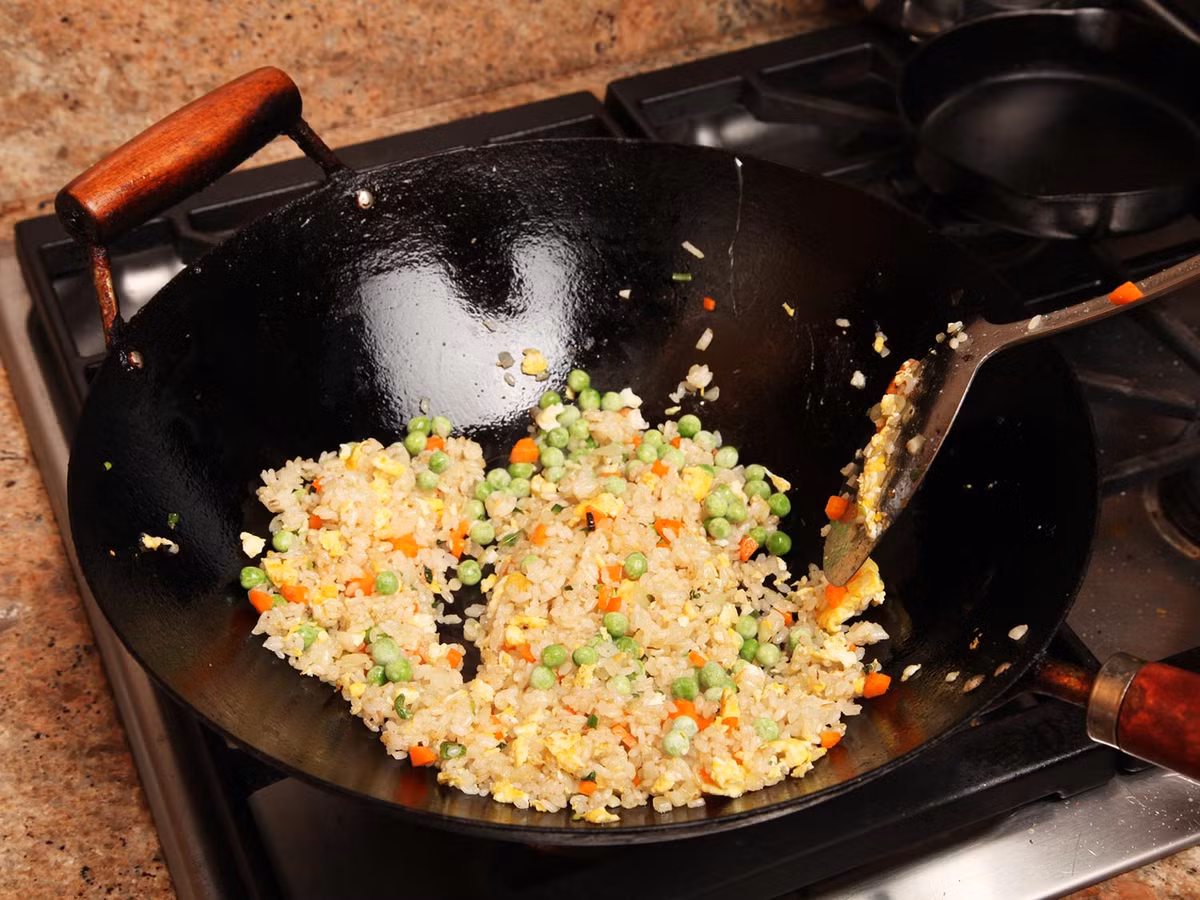 Nếu không có bếp khò như ở nhà hàng, có thể làm theo 2 cách sau đây: Cho dầu ăn vào chảo rồi đun nóng dầu trước khi cho cơm vào thay vì làm nóng chảo rồi mới cho dầu. Mẹo thứ hai là rang cơm thành từng mẻ nhỏ.