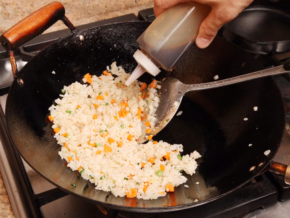 Luôn dùng lửa lớn: Hai lỗi phổ biến khiến món cơm rang không ngon là lửa không đủ lớn và rang quá nhiều cơm cùng lúc. Chảo rang cơm phải thật nóng trước khi cho bất kỳ nguyên liệu nào vào để hạt cơm vàng đi ở bên ngoài nhưng bên trong vẫn mềm.