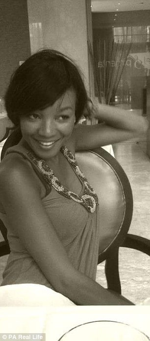 Những triệu chứng của bệnh Steven Johnson ở trẻ em chỉ tương đối nhẹ như viêm nhiễm, quai bị, cúm, thường là do virus. Triệu chứng bệnh ở người lớn thường gặp là phản ứng với thuốc kháng sinh, giảm đau nên không rõ ràng cho đến khi da phồng rộp, bong tróc từng mảng. Bệnh có thể biến chứng dẫn đến mù vĩnh viễn hoặc viêm phổi. 