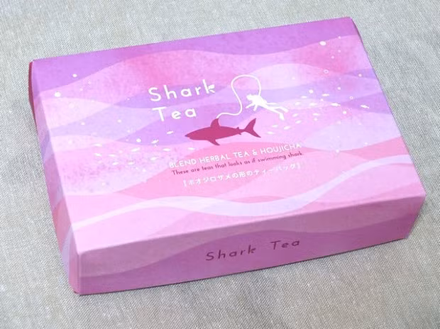 Nhà sản xuất Daisho đã đưa sản xuất hai loại, một loại có hương trà xanh thượng hạng và loại kia đặc biệt hơn vì có kèm theo tinh chất dâm bụt và tầm xuân khiến nước trà có màu đỏ như máu. Nếu là người có thói quen lấy túi trà ra khỏi tách trà trước khi uống, nhiều người sẽ tưởng bạn đang uống một ly tiết cá voi. 