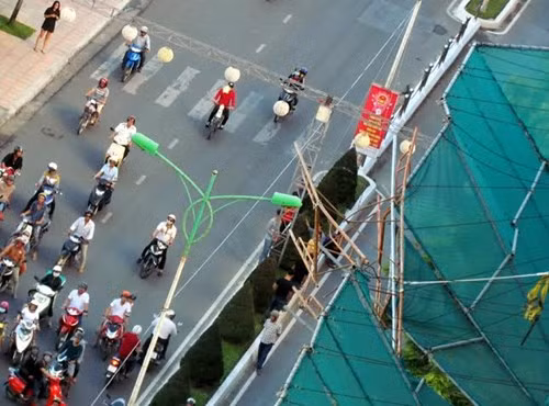 Nếu giàn giáo rơi xuống đường Trần Phú, hậu quả có thể rất nghiêm trọng, vì đây là đoạn đường có mật độ xe cộ và khách du lịch qua lại rất đông. Khu vực công trình khách sạn Queen Ann đã bị phong tỏa.