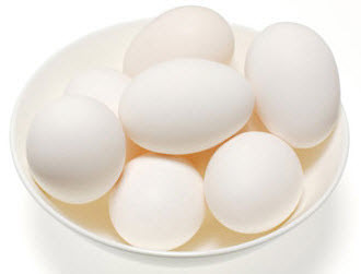 Danh mục thực phẩm tăng chiều cao không thể thiếu trứng. Trứng là thực phẩm rẻ tiền nhưng lại là nguồn cung cấp các protein chất lượng cao để bé phát triển chiều cao tối ưu. Trứng còn giàu vitaminD, canxi, vitamin B2, tất cả những dưỡng chất này nếu giúp bé có một hệ xương khỏe mạnh. 