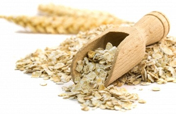 Tương tự như đậu nành, yến mạch là nguồn protein thực vật rất quan trọng đối với sự phát triển chiều cao vì protein có trong yến mạch giúp xương và tế bào được “sửa chữa” và tăng sinh. Vì vậy nên cho bé ăn khoảng 50g yến mạch mỗi ngày. 