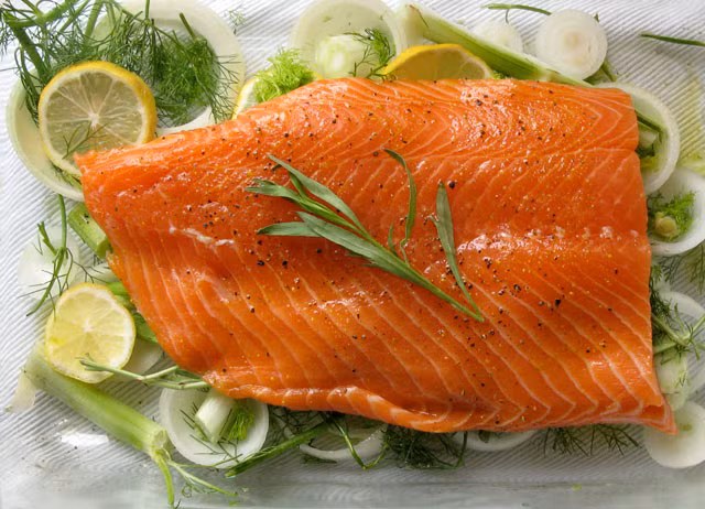 Các loại cá như cá hồi, cá ngừ là nguồn cung cấp vitamin và protein cần thiết để phát triển chiều cao. Vitamin D có trong cá còn giúp cơ thể hấp thu canxi từ các thực phẩm khác để xương phát triển. 