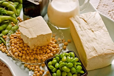 Đậu nành là một thực phẩm dinh dưỡng khác có thể tăng chiều cao vì chứa nhiều protein, folate, chất xơ, vitamin và carbonhydrat để phát triển sức khỏe toàn diện. Protein có trong đậu nành giúp tăng cường mật độ xương và tế bào để có thể tăng chiều cao cho bé. Lượng đậu nành cần thiết mỗi ngày từ 50-55g. 