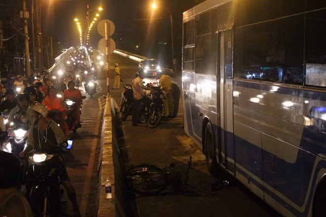 TP HCM: Thanh nien tu vong vi dap xe vao lan oto