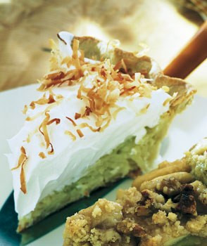 Kem dừa có thể mua sẵn hoặc làm theo công thức sau: Lấy ½ chén đường đánh đều với 2 quả trứng, 1 lòng đỏ trứng, 3 thìa bột mì đa dụng. Pha 1 ½ chén sữa nguyên kem và 1 ½ chén dừa khô với nhau rồi đun cho đến khi nóng già thì đổ lẫn vào hỗn hợp bột trứng rồi tiếp tục đánh. 