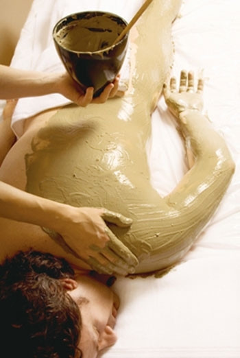 Thực hiện các liệu trình mát xa, quấn nóng đối với các vùng da chảy xệ nhiều như cánh tay, đùi trên. 