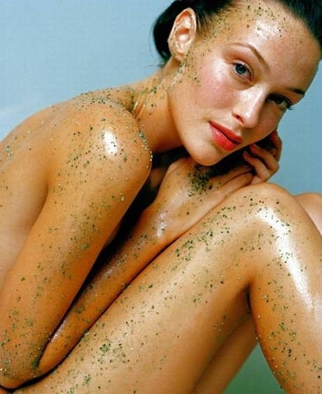 Tẩy da chết bằng muối hoặc khoáng chất: Muối biển hoặc các sản phẩm tẩy da chết khác có tác dụng làm da săn lại sau khi giảm cân vì máu được tuần hoàn tốt hơn để nuôi dưỡng làn da. Nên tẩy da chết 2 ngày 1 lần hoặc 1 tuần 3 lần để có hiệu quả rõ rệt. 