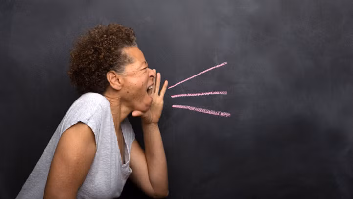 Những người bị ung thư miệng có thể thấy mình bị thay đổi giọng nói, thường là nhỏ hơn, khàn hơn, giống như người bị cảm lạnh. (Ảnh: Agora)