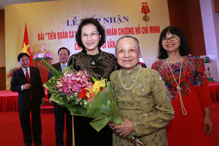 Bà Nguyễn Thị Kim Ngân – Ủy viên Bộ Chính trị, Chủ tịch Quốc hội chúc mừng vợ cố nhạc sĩ Văn Cao - bà Nghiêm Thúy Băng.