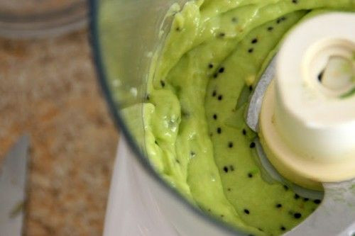 Mặt nạ quả bơ và kiwi: Quả bơ rất giàu chất béo có tác dụng cải thiện kết cấu của làn da, tăng sản sinh collagen. Ngoài ra trong quả bơ còn có một loại đường có làm tăng thêm collagen cho da. Quả kiwi thì chứa rất nhiều vitamin C cũng có tác dụng làm tăng sản sinh collagen. Nghiền nhuyễn nửa quả bơ và nửa quả kiwi thành một hỗn hợp sệt, bôi lên mặt, để một lúc rồi rửa lại với nước sạch. 