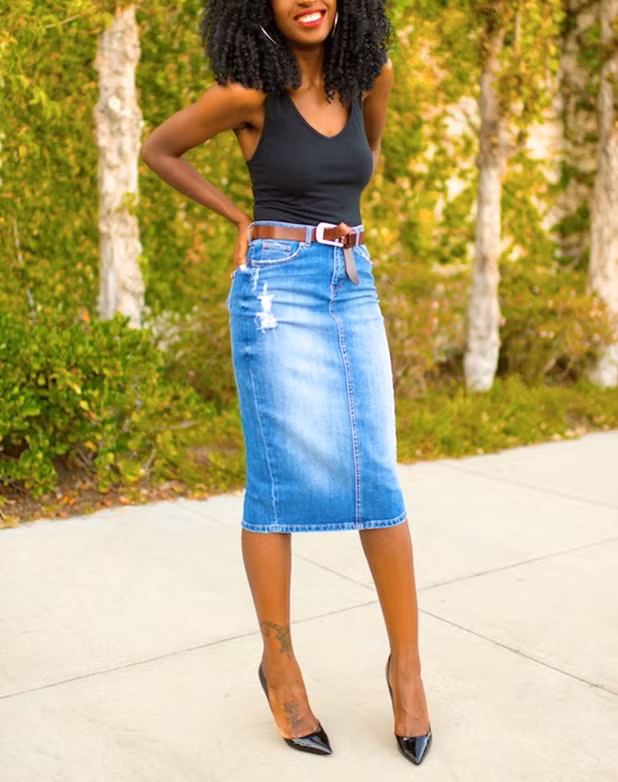 Váy bò dáng bút chì cho dáng người đồng hồ cát: Nếu phần thân giữa của bạn cong hình chữ S, hãy chọn váy bút chì. Với độ ôm vừa phải, chiếc váy này sẽ khiến phần hông và đùi bớt "đồ sộ" và trông mềm mại hơn.