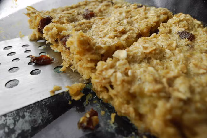 Bạn nên suy nghĩ lại nếu chưa từng ăn yến mạch trong bữa sáng. Tuy những tác động tốt của yến mạch tới máu tương đối chậm nhưng đổi lại, yến mạch giúp bạn có nhiều năng lượng trong suốt cả ngày dài và giữ ổn định đường huyết tốt. Ít nhất thì khi ăn yến mạch bạn sẽ cảm thấy luôn vui vẻ vì cơ thể không bị thiếu đường và nhanh đói. 