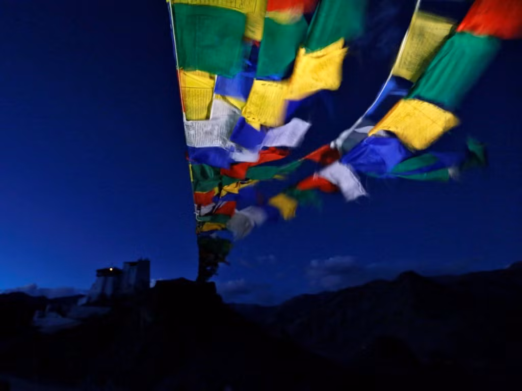 Tu viện Tsemo với các dải cờ cầu nguyện rực rỡ cũng là một điểm đến được nhiều người yêu thích. 