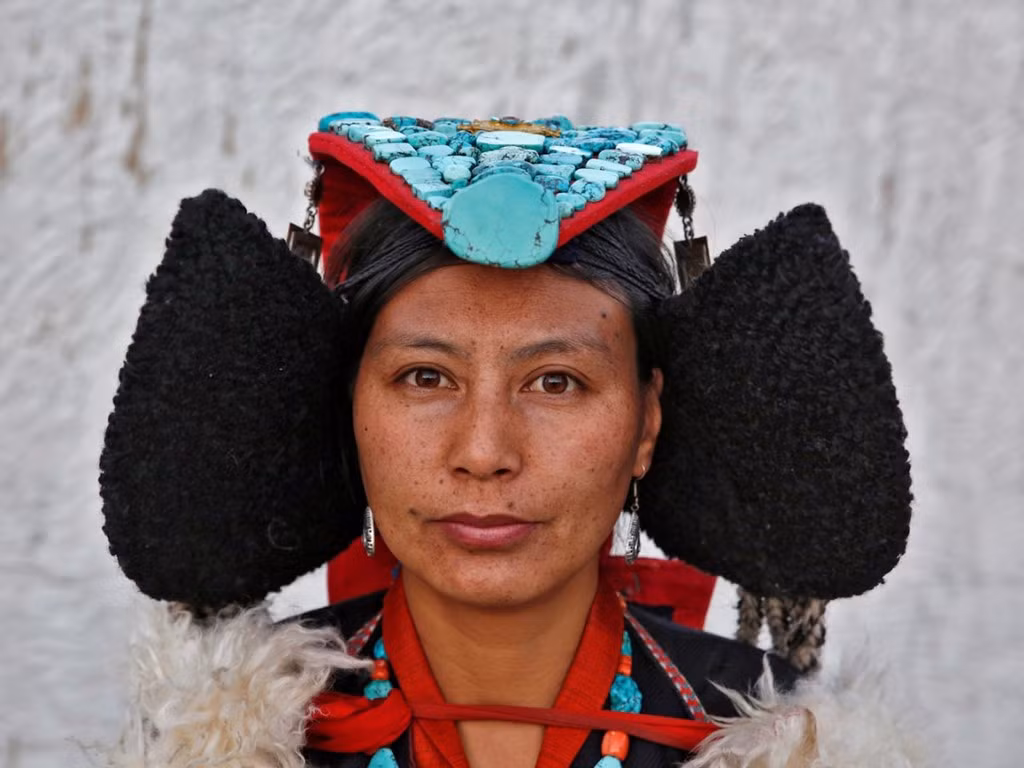 Những người dân địa phương như Tsering Gurmet, hướng dẫn viên leo núi, tận hưởng những mặt tích cực của một nền kinh tế dần phát triển. Anh cho biết cuộc sống ở Leh trở nên dễ dàng và thoải mái hơn. 