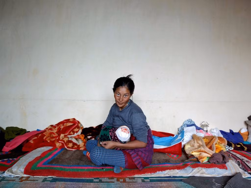 Bà Tashi Phutit, nông dân trồng lúa mì, đồng tình rằng quần áo và thực phẩm là những mặt tích cực, nhưng người ta đang trở nên tham lam hơn.