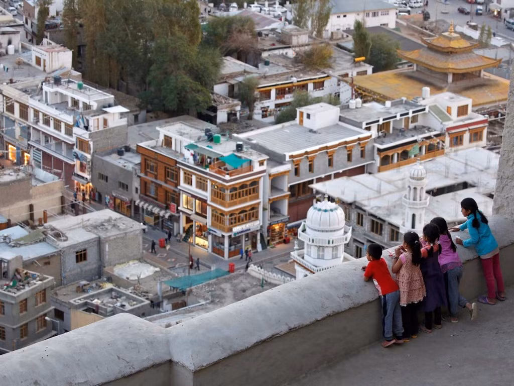 Trẻ em không còn mặc trang phục truyền thống. 