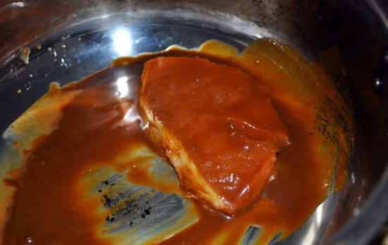 Thịt lợn được ướp trong một loại nước sốt đã được cho thêm cốt bò thần thánh để giống mùi bò. Sau khoảng nửa tiếng, thịt lợn đã chuyển thành màu nâu. 