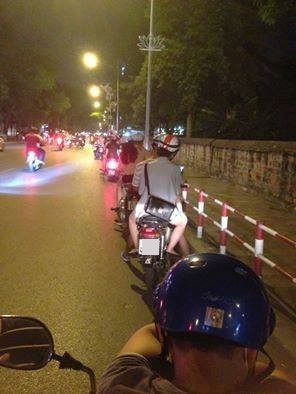 Không ít bạn trẻ tập trung tại khu vực Văn Miếu - Quốc Tử Giám (Hà Nội), có người đang đi đường cũng dừng xe vì phát hiện Pokemon. Thành viên Thùy Linh chia sẻ: "Mình đi qua Văn Miếu thấy một loạt xe tấp vào lề, hoá ra điểm thả lura bắt pokemon. Nhiều em vừa đi vừa cầm điện thoại bắt".