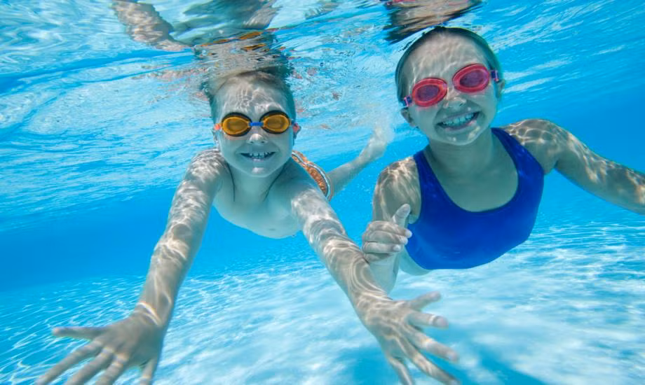 Nhưng chạy bộ chủ yếu có tác động tích cực đến tim mạch, phổi và chân, trong khi bơi lội và các môn thể thao dùng vợt có tác dụng đối với toàn cơ thể. Tuy nhiên chạy bộ có tác dụng khiến người ta trẻ lâu và có chỉ số BMI thấp. Đồng thời những người tập chạy bộ cũng ít hút thuốc hay uống rượu hơn. Tuy nhiên đây cũng là môn thể thao gây khó khăn cho tuổi trung niên. (Nguồn ảnh: DM)