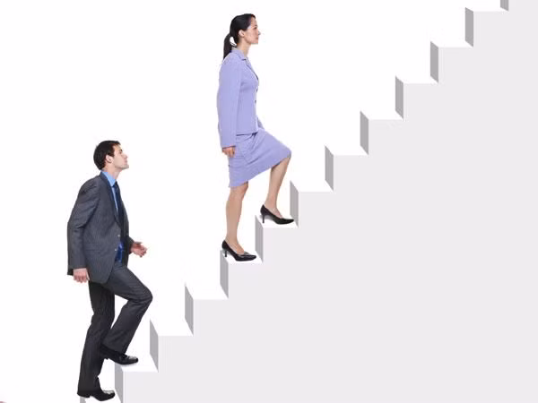 Một động tác đơn giản giúp giảm đáng kể cholesterol là chuyển từ đi thang máy sang đi thang bộ. Các nhà nghiên cứu phát hiện ra điều này có thể làm giảm lượng protein có tên PCSK9 ngăn không cho gan làm sạch cholesterol trong máu. Khi lượng protein giảm thì lượng LDL cũng giảm. Để hiệu quả rõ rệt hơn thì chỉ cần đi bộ nhanh hơn. 