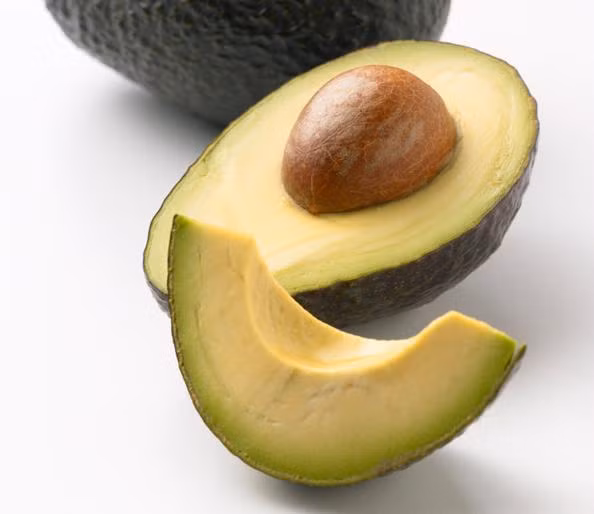 Quả bơ có mặt ở khắp mọi nơi trong những thực đơn ăn uống khỏe mạnh vì điều đó là hợp lý. Mỗi quả bơ có chứa tới 10g chất xơ và gấp đôi lượng kali có trong chuối. Quả bơ còn có tác dụng giảm cholesterol, giảm nguy cơ ung thư và tiểu đường…Tuy nhiên hạn chế thực phẩm dễ gây tăng cân là chứa nhiều chất béo, mặc dù đây là chất béo bão hòa đơn có lợi cho sức khỏe, và chứa nhiều calo. 