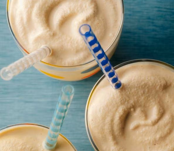 Bạn tưởng khi gọi một ly sinh tố là bạn đã có được một đồ uống tốt cho đường ruột. Nhưng một ly sinh tố to với những nguyên liệu như socola, sữa dừa, nước hoa quả… lại chứa đến 600-1.000 calo. Cách tốt nhất là nên tự làm sinh tố ở nhà, chỉ làm nửa cốc và cho thêm sữa chua để bổ sung protein. 