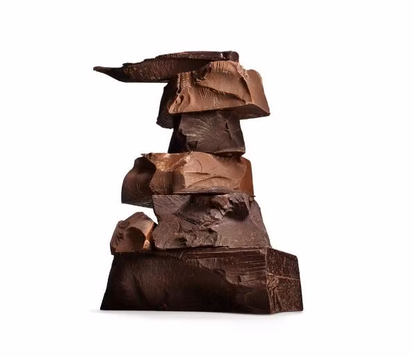 Socola nhiều cacao có chứa một hợp chất gọi là polyphenol, được khoa học chứng minh là làm mở rộng mạch máu và giảm huyết áp. Nhưng đừng quên là ngoài cacao thì socola còn có đường và chất béo khiến socola trở thành thực phẩm chứa nhiều calo. Nếu ăn vừa phải thì tốt cho sức khỏe nhưng ăn quá nhiều có thể khiến bạn tăng cân không kiểm soát. 