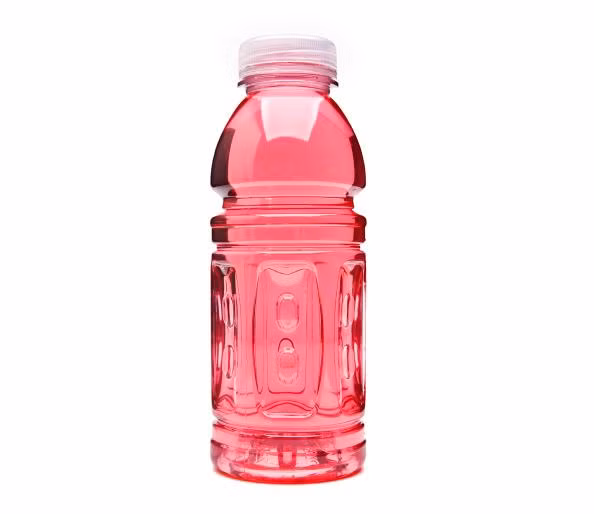 Các loại nước giải khát luôn hứa hẹn sẽ tăng cường sinh lực giúp bạn hết lờ đờ để tập trung hơn trong công việc. Nhưng ngoài vitamin và khoáng chất thì trong nước dinh dưỡng còn có đường. Vì vậy tốt hơn hết là nên bổ sung vitamin và khoáng chất tự nhiên thay vì qua những chai nước có màu như thế này. 