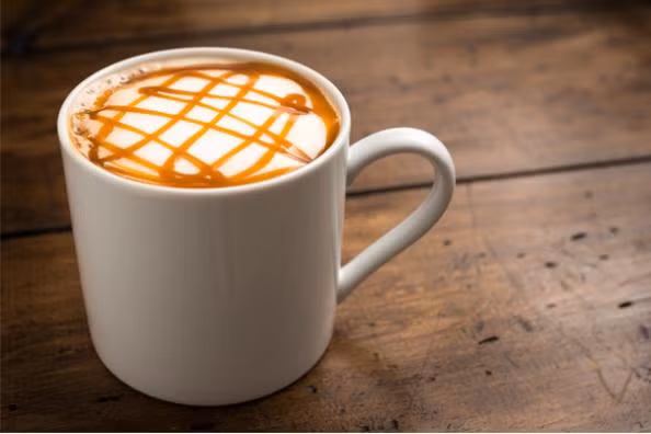 Một cốc cà phê đen chứa khoảng 5 calo nhưng khó mà uống được như vậy. Dù bạn biết cách tránh xa những cốc cà phê chứa đầy kem tươi nhưng một ly cà phê sữa cũng chứa rất nhiều calo nếu bạn không để ý. Chẳng hạn một cốc latte (tức cà phê và sữa nguyên kem) cũng chứa ít nhất 300 calo và 15g chất béo.