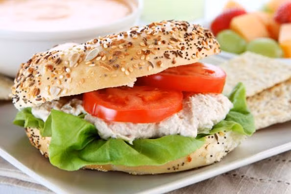 Nếu ăn sống cá ngừ, bạn chỉ đang nạp vào 200 calo và khoảng 1g chất béo. Nhưng nếu làm salad thì mọi chuyện lại khác. Một thìa mayonnaise chứa khoảng 10g chất béo và cộng thêm 90 calo nữa. Vì vậy khi làm salad cá ngừ chỉ nên chọn loại mayonnaise ít chất béo. 