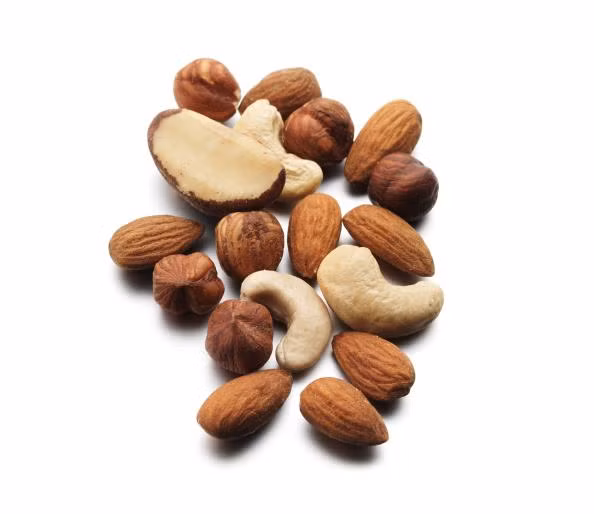 Cũng giống như quả bơ, các loại hạt có chứa rất nhiều chất béo có lợi cho sức khỏe, nhưng như thế không có nghĩa là bạn sẽ giữ được thân hình thanh mảnh nếu ăn quá nhiều. Chỉ 28g hạt các loại cũng đã chứa 135 calo. 