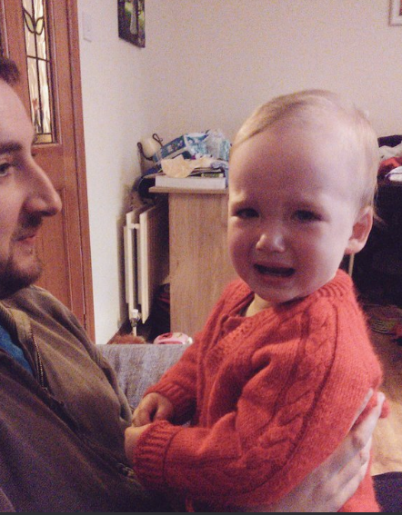 Em bé đòi lấy điện thoại để đánh vào mặt bố, khi không được thì khóc ầm lên. Rất nhiều ông bố bà mẹ đã mặc kệ trẻ khóc thay vì đáp ứng những yêu cầu vô lý của trẻ.