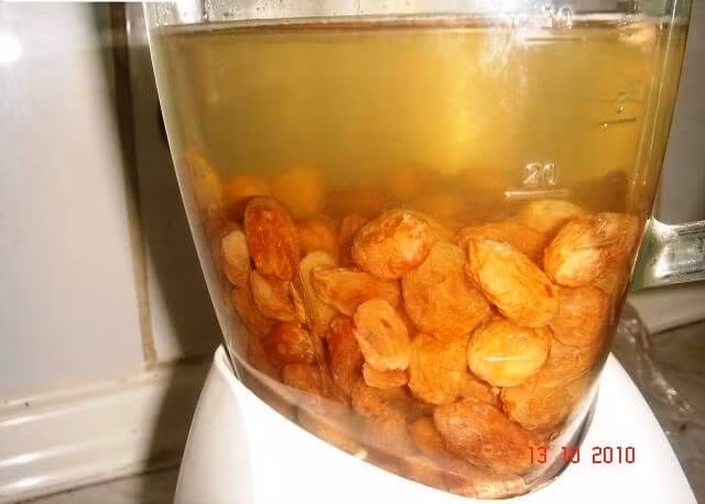 Đầu tiên cần ngâm nho trong nước khoảng 15 phút rồi rửa dưới vòi nước chảy cho sạch hết chất bẩn. Cho nho đã rửa vào bát rồi đổ đầy nước đun sôi để nguội, ngâm trong vòng 24 tiếng. Tốt nhất nên ngâm nho khô vào buổi sáng và sáng hôm sau ngủ dậy thì uống hết nước ngâm nho và ăn hết cả cái. 