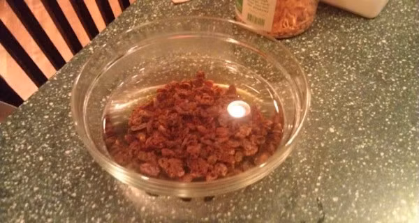 Cũng không nên mua các loại nho có vị ngon vì khả năng cũng đã bị xử lý bằng hóa chất. Vì là thanh lọc gan nên cần chọn nho khô hữu cơ hoặc nho sạch có màu tối hoặc đen, vỏ nhăn, không quá cứng hoặc quá mềm, còn nguyên hạt, tốt hơn nữa thì còn cả cuống. 