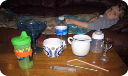 Trẻ thích vui vẻ và thích nghịch những đồ lạ lẫm. Lúc ốm cũng là lúc trẻ cần uống nhiều nước. Vì vậy mẹ hãy chuẩn bị nhiều loại cốc từ to đến nhỏ cùng với ống hút, xi lanh… để bổ sung nước cho trẻ. (Ảnh: Vivevita