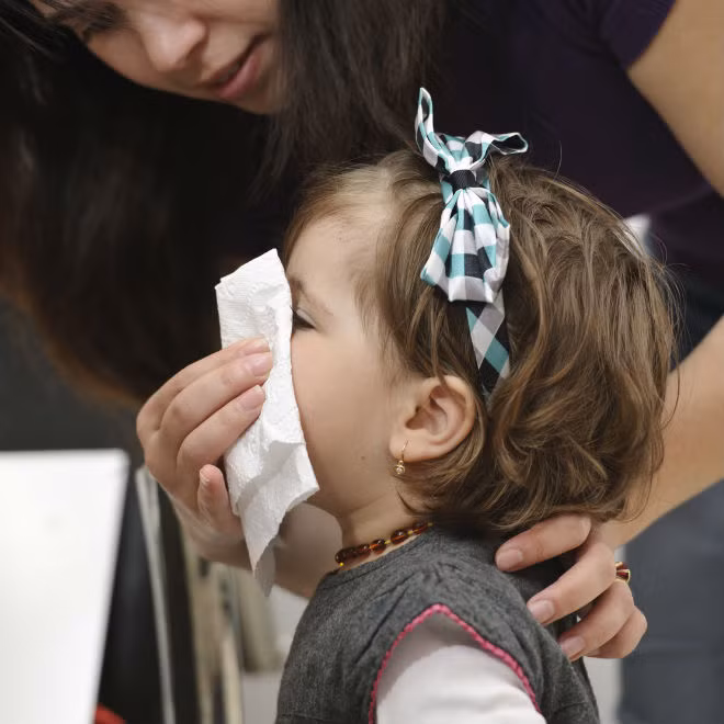 Khi trẻ đã qua tuổi dùng ống hút mũi thì mẹ cần dạy cho trẻ cách xì mũi, điều này sẽ giúp mẹ nhàn hơn khi trẻ ốm. Để thực hành, lấy một miếng bông gòn dạng tròn đặt lên bàn, cho trẻ ngậm miệng lại và yêu cầu trẻ thổi qua đường mũi sao cho miếng bông gòn có thể bay đi được. Khi trẻ đã quen, ấn nhẹ một bên mũi để trẻ xì mũi qua lỗ mũi bên kia và ngược lại. (Ảnh: Today’s Parent)