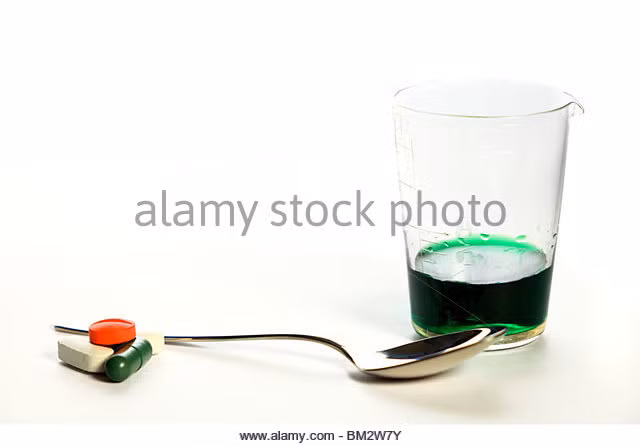 Khi trẻ bị ốm và phải uống các loại thuốc dạng nước hoặc siro thì mẹ rất dễ đong sai bằng thìa. Một nghiên cứu gần đây cho thấy có tới hơn 80% các bậc cha mẹ cho con uống sai liều thuốc vì đong không chuẩn. Vì vậy, mặc dù dùng thìa rất tiện lợi nhưng cha mẹ nên đong thuốc cho con bằng xilanh. (Ảnh: Alamy) 