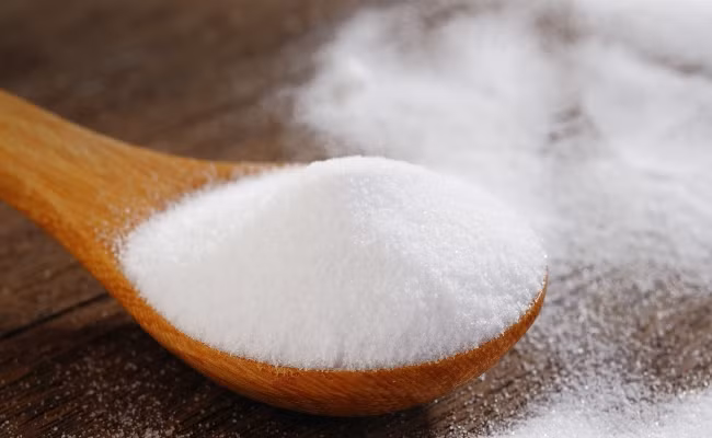 Thải độc bằng nước tắm có pha muối nở (baking soda): Khó mà thải độc cho cơ thể khi ngâm mình trong nước đã có sẵn chất độc. Muối nở có tác dụng trung hòa chất clo có trong nước khiến nước sạch một cách tự nhiên. Thải độc bằng muối nở có tác dụng làm giảm căng thẳng. (Ảnh: Draxe)
