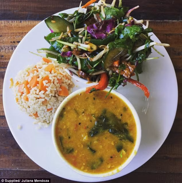 Juliana cho biết từ khi còn nhỏ cô đã bị sốt vì thấp khớp và cách đây 15 năm cô luôn ăn uống theo chế độ cực kỳ tốt cho sức khỏe. Chế độ dinh dưỡng của cô chủ yếu là thực vật, trong đó có đậu lăng, các loại đậu và các loại hạt. Nhờ vậy dù không phải tập thể dục quá chăm chỉ nhưng cô vẫn giữ được vóc dáng. Mỗi tuần cô chỉ đi tập gym từ 1-2 lần. 