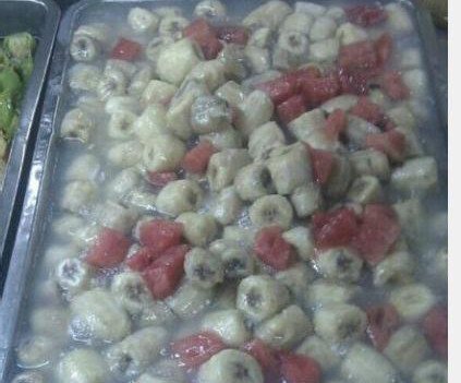 Chuối hầm dưa hấu: Rõ ràng hai loại quả này gần như không thể đứng cạnh nhau , tuy nhiên khi nấu chung với nhau tạo thành một món hầm có màu xám thì độ hấp dẫn của món ăn giảm hẳn. Còn mùi vị của nó thì chỉ có những người ăn rồi mới có thể miêu tả được. 