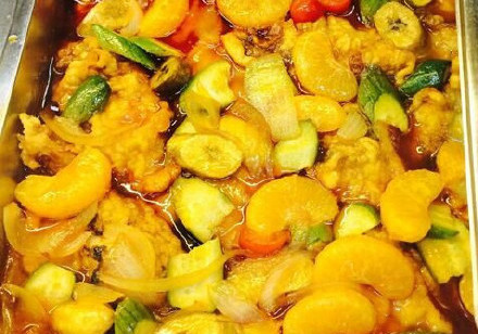 Món ăn "tà phế lù" gồm cam, dưa chuột, cá chiên, trứng, chuối và cà chua: Nếu chỉ nhìn màu sắc thì món ăn này khiến người ta liên tưởng đến món thịt lợn chua ngọt, một trong những yếu tố khiến sinh viên luôn gắp món này vào đĩa vì tưởng ít nhiều cũng có liên quan. Tuy nhiên nếu nhìn kỹ hơn các nguyên liệu thành phần thì người ăn sẽ cảm thấy khó hiểu. Có lẽ nên bỏ bớt một vài nguyên liệu ra món này sẽ trở thành món ăn có thể nuốt được. 