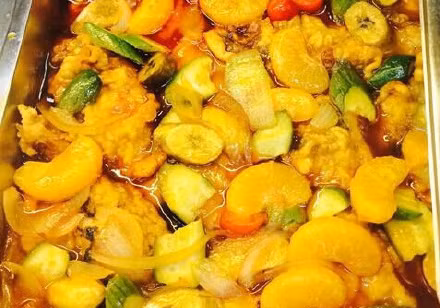 Món ăn "tà phế lù" gồm cam, dưa chuột, cá chiên, trứng, chuối và cà chua: Nếu chỉ nhìn màu sắc thì món ăn này khiến người ta liên tưởng đến món thịt lợn chua ngọt, một trong những yếu tố khiến sinh viên luôn gắp món này vào đĩa vì tưởng ít nhiều cũng có liên quan. Tuy nhiên nếu nhìn kỹ hơn các nguyên liệu thành phần thì người ăn sẽ cảm thấy khó hiểu. Có lẽ nên bỏ bớt một vài nguyên liệu ra món này sẽ trở thành món ăn có thể nuốt được. 