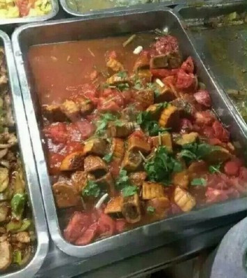 Bánh trung thu xào cà chua: Liệu đây có phải là một món ăn trung thu hay đầu bếp đã đánh giá quá cao về nhu cầu bánh trung thu của những sinh viên không có tiền. Dù gì thì đây cũng là một sự kết hợp món ăn chối tỉ, chưa kể đến vài cọng rau mùi còn được rắc lên trên mặt. 