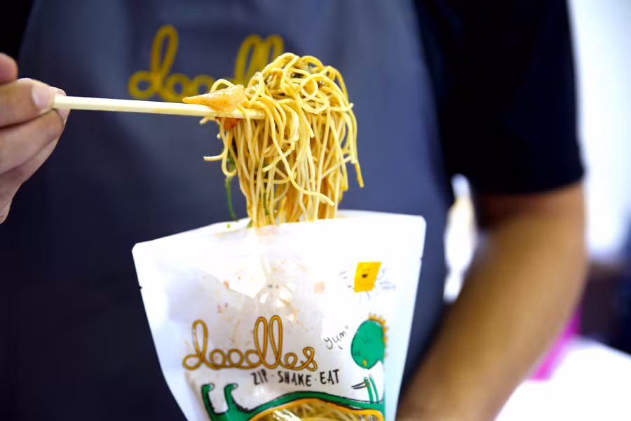 Mì lắc: Đây là một món mì ban đầu nổi tiếng ở HongKong và sau lan sang Singapore. Người ăn chỉ việc chọn loại mì mình thích, cho vào túi, trả tiền và lắc là ăn được. Quán ăn bán món mì lạnh này được bài trí như một nhà hàng buffet với đủ loại thịt, sau và nước sốt. (Ảnh: Danielfooddiary)