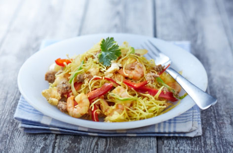 Món mì cay Singapore có rất nhiều loại gia vị như tỏi, gừng, ớt, ớt chuông, bột cà ri và cả bột nghệ. Các nguyên liệu khác có thể là tôm hoặc thịt gà, thịt bò… (Ảnh: Realfood) 