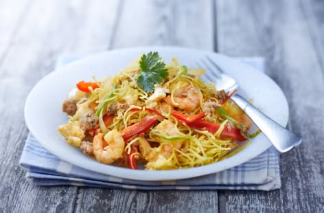 Món mì cay Singapore có rất nhiều loại gia vị như tỏi, gừng, ớt, ớt chuông, bột cà ri và cả bột nghệ. Các nguyên liệu khác có thể là tôm hoặc thịt gà, thịt bò… (Ảnh: Realfood) 