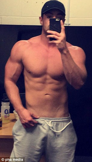 Từng chơi thể thao liên tục, tham gia 2 đội chơi gôn, bơi lội và đạp xe thường xuyên, tập tạ 4 buổi mỗi tuần, năm 22 tuổi Steve mất việc và từ đó lao vào rượu chè mỗi ngày, chỉ ăn đồ ăn sẵn. Hoàn cảnh của Steve khiến mối quan hệ với bạn gái lúc đó trở nên căng thẳng và cả hai chia tay. 